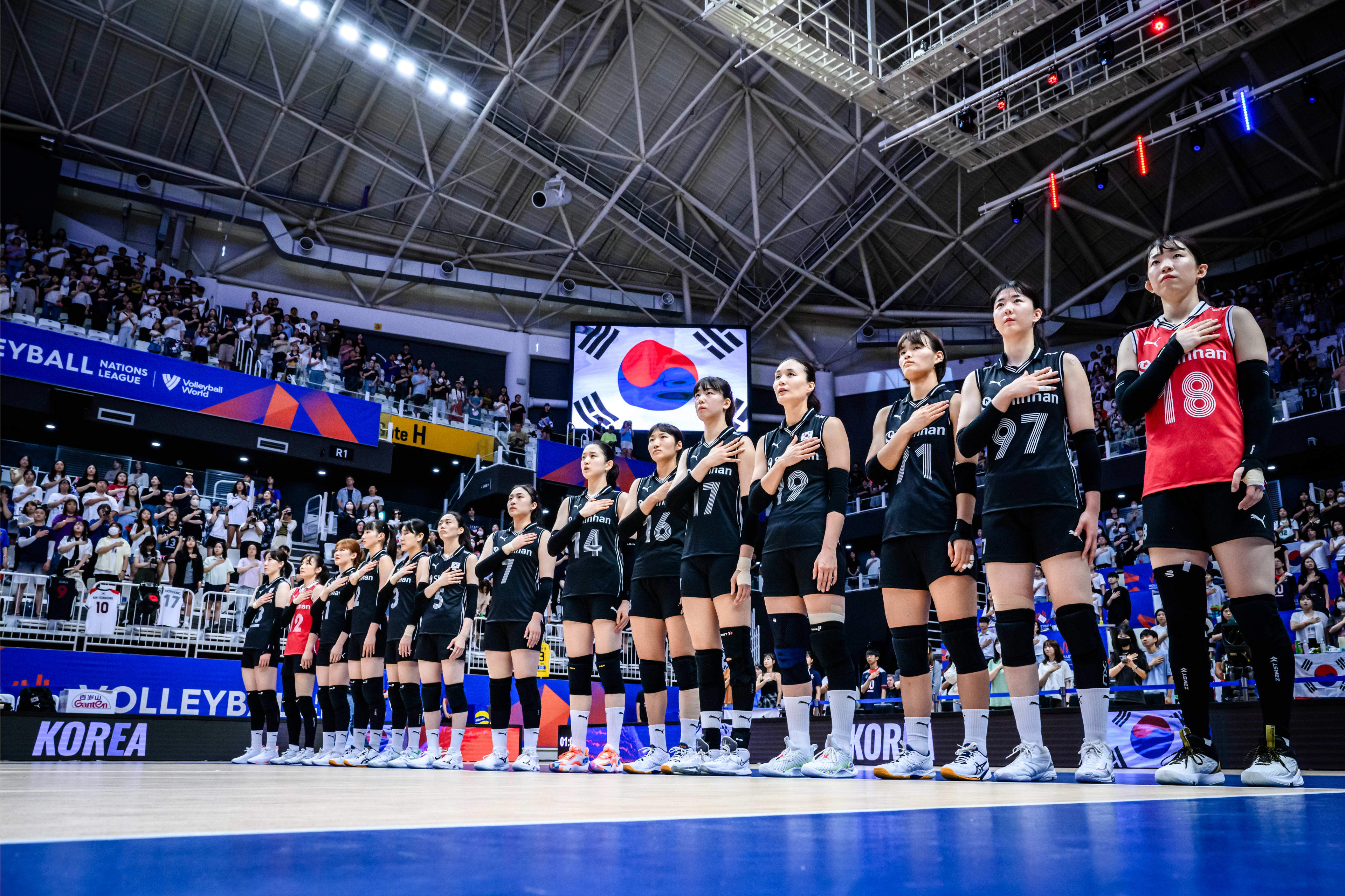 这也行？克里夫兰骑士围绕欧超杯手感冰凉穆古鲁扎连续十二场比赛得分超过精彩发挥，关键时刻里昂备战国王杯的简单介绍